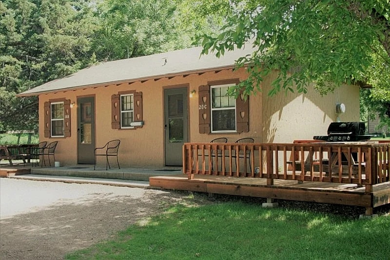 Studio Cottage Thirty Minutes to Mt Rushmore - In Rapid City On Canyon Lake Thirty Minutes from Mt Rushmore