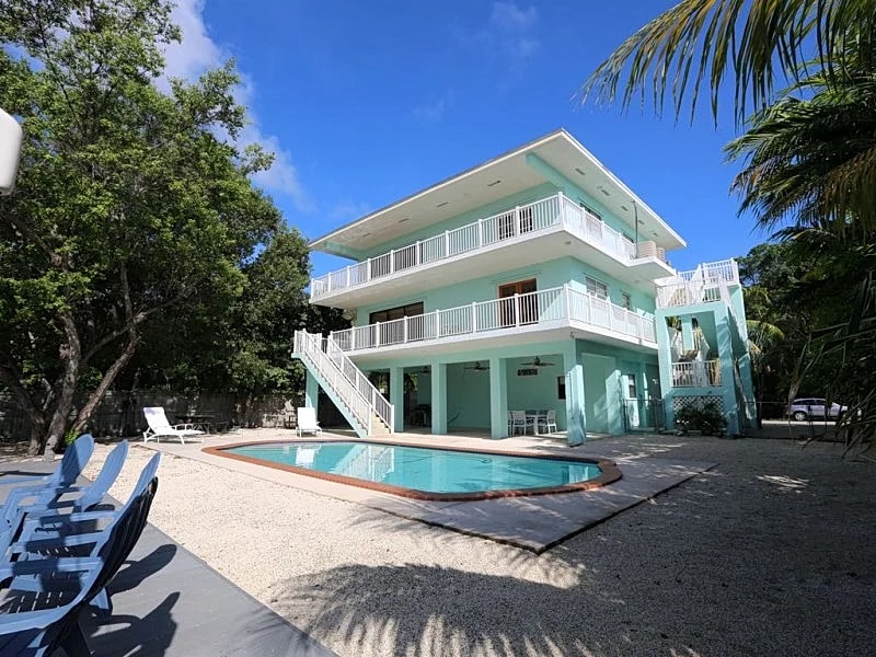 Spectacular Waterfront Ocean side 4/4 3 story home with Pool & 60 Ft Dock in Key Largo, Florida, United States — photo 3