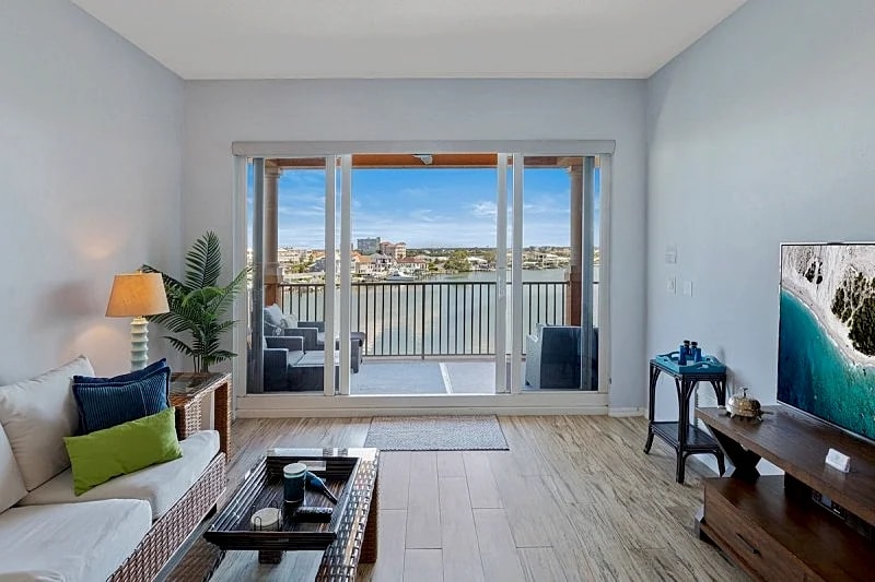 Spotless Condo Stunning Panoramic Balcony Views King Beds Beach Across Street