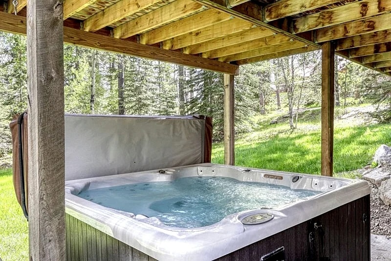 Whitetail Lodge - Game room, private hot tub and access to trails!