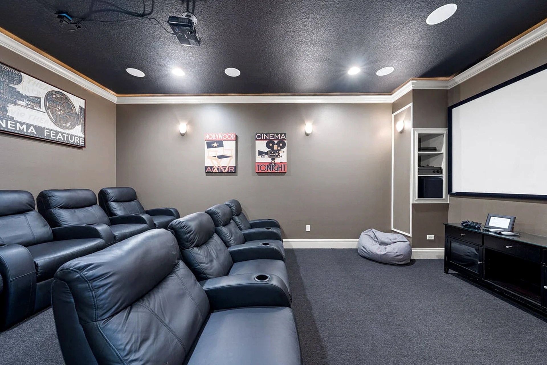 Luxury Pool Home! Cinema, Pool Table - Close to Disney! in Kissimmee, Florida, United States — photo 4