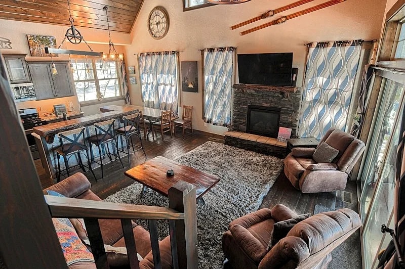 Beautiful mountain cabin - close to the slopes with private hot tub, ping-pong and foosball! in Lead, South Dakota, United States — photo 4