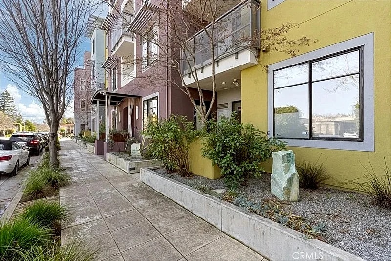 Elegant 2Bedroom Brownstone Oasis with Private Patio, Prime Palo Alto Location in Palo Alto, California, United States — photo 2
