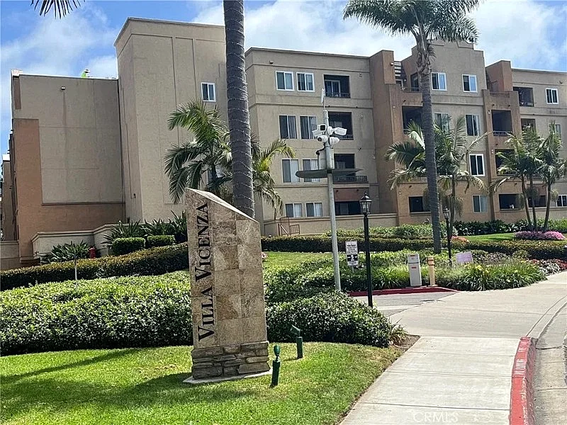 Luxurious La Jolla Centrally Located Condo with Private Balconies, Pool, Gym & Prime Location
