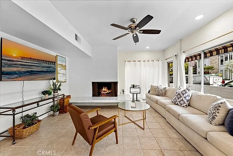 Elegant 3BR Coastal Bungalow Steps from the Bay, Premier Living on Balboa Island in Newport Beach, California, United States — photo 2