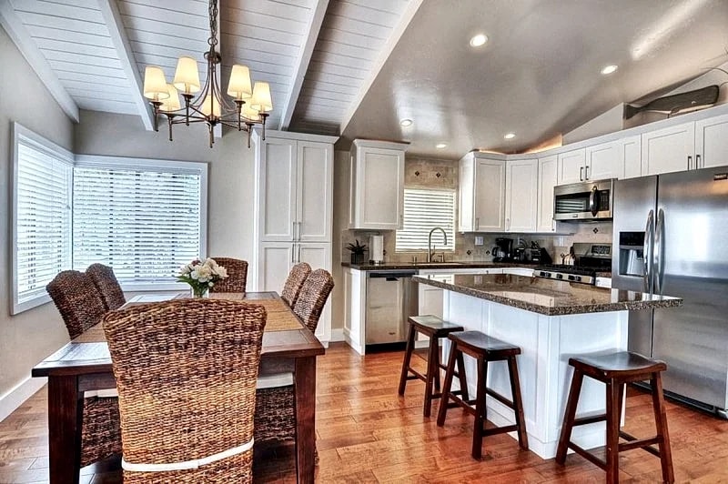 Clean & Close to Beach & Village with A/C-Loft & Garage in Newport Beach, California, United States — photo 3