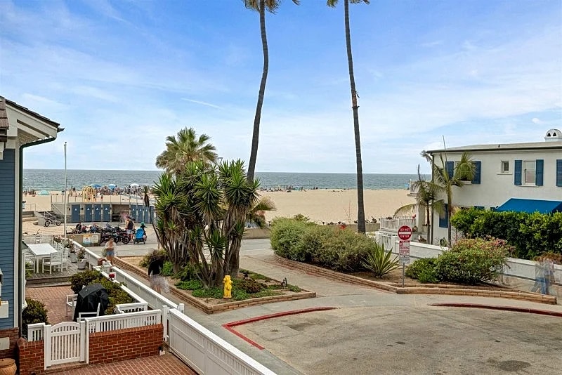 Oceanfront Luxurious 2-Bed Beach Apartment in Hermosa Beach with Stunning Views