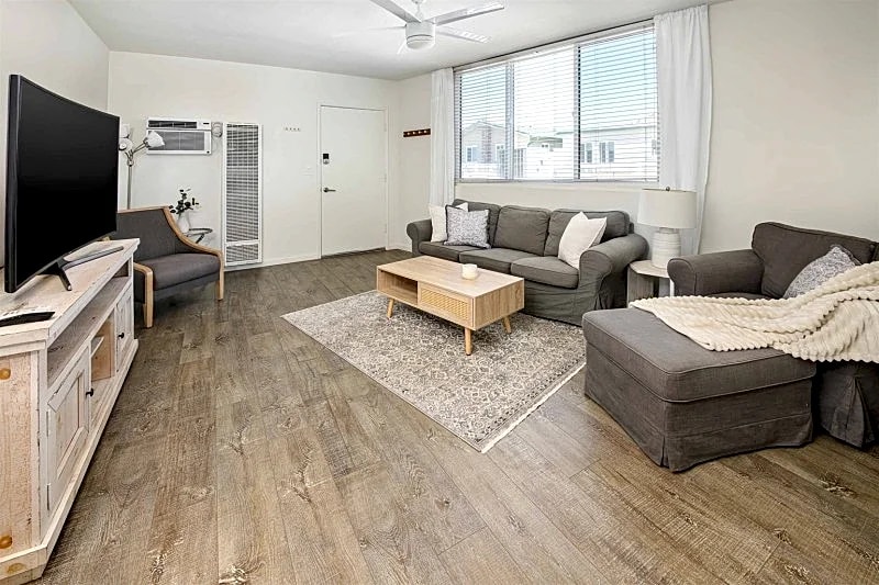 Tranquil Top-Floor 1-Bedroom Apartment Steps from the Sand in Hermosa Beach in Hermosa Beach, California, United States — photo 3