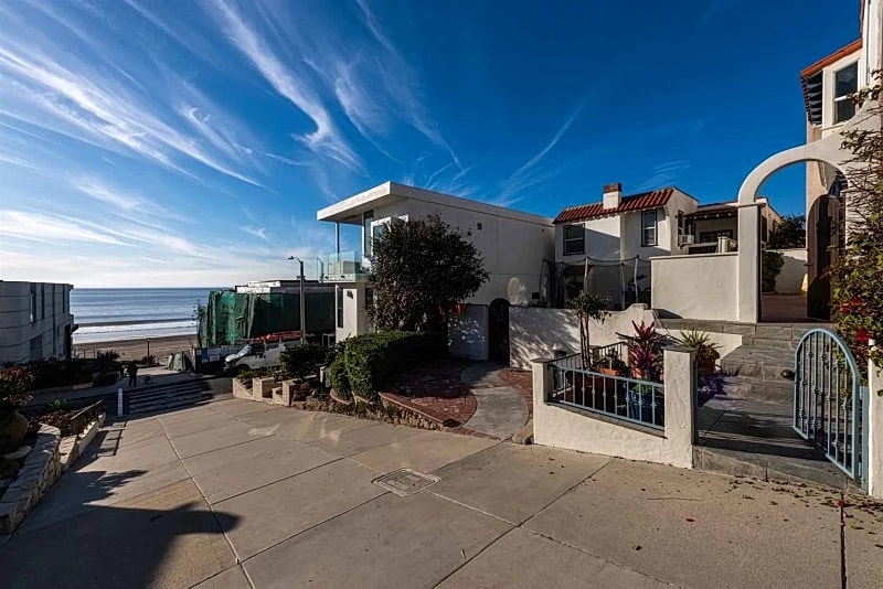 Hermosa Beach Luxury Living, Spacious 1-Bedroom with Private Patio & Garage