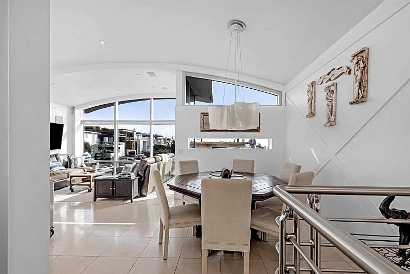 Modern Retreat with Panoramic Ocean Views in the Heart of Manhattan Beach in Manhattan Beach, California, United States — photo 5