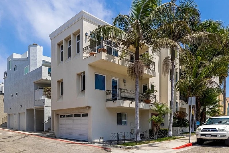 331 11th Furnished Surf Pad: Beautiful 3-Bed Townhouse with Rooftop Deck in Hermosa Beach in Hermosa Beach, California, United States — photo 5