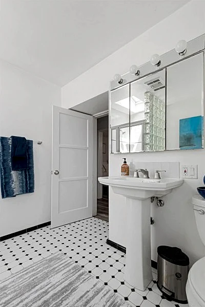 Charming Cozy Cottage Just Steps from the Beach in North Hermosa Beach - SCVR