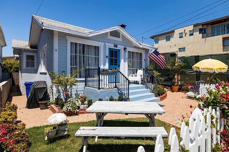 Charming Beach Cottage Retreat, 1 Block to Downtown Manhattan Beach! - SCVR in Manhattan Beach, California, United States — photo 2