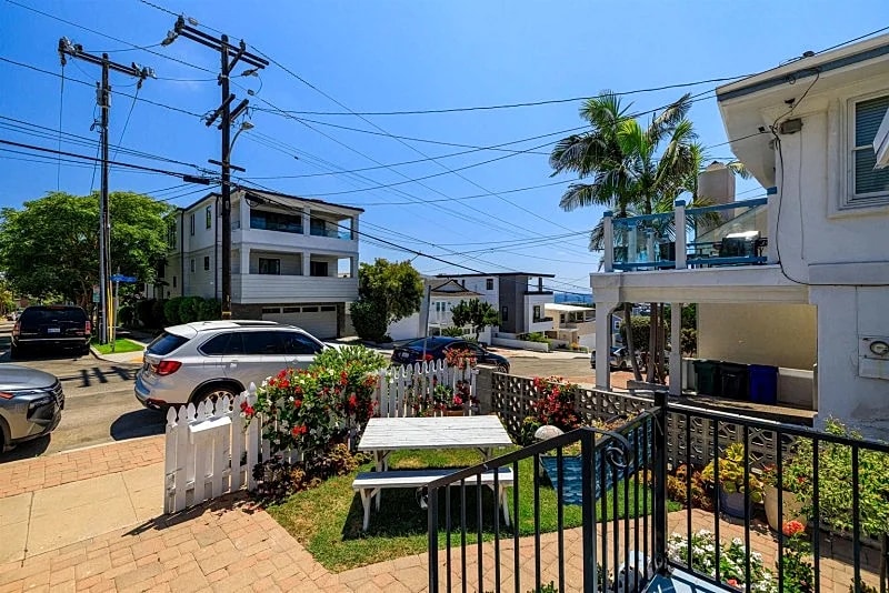 Charming Beach Cottage Retreat, 1 Block to Downtown Manhattan Beach! - SCVR in Manhattan Beach, California, United States — photo 3