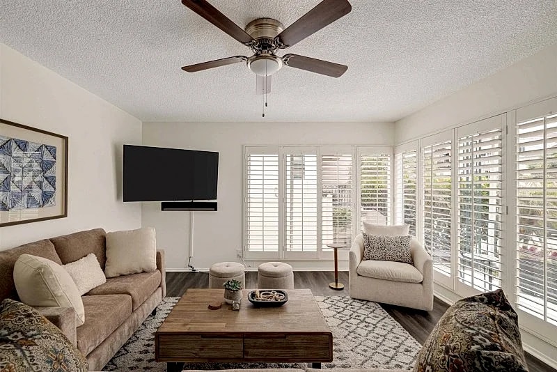 Cozy Hermosa Beach Retreat: 3 Bedrooms, BBQ, & Just Steps to the Beach for Family Fun!