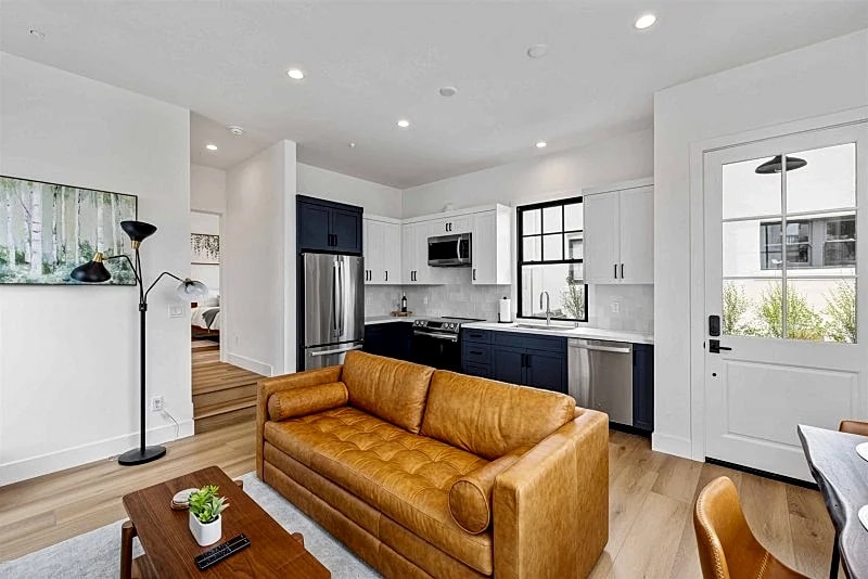 Modern Coastal Getaway, Remodeled 1-Bedroom in the Heart of Redondo Beach in Redondo Beach, California, United States — photo 5