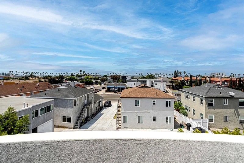Coastal Luxury Family Retreat with Ocean Views, Hot Tub & Prime South Redondo Location in Redondo Beach, California, United States — photo 2