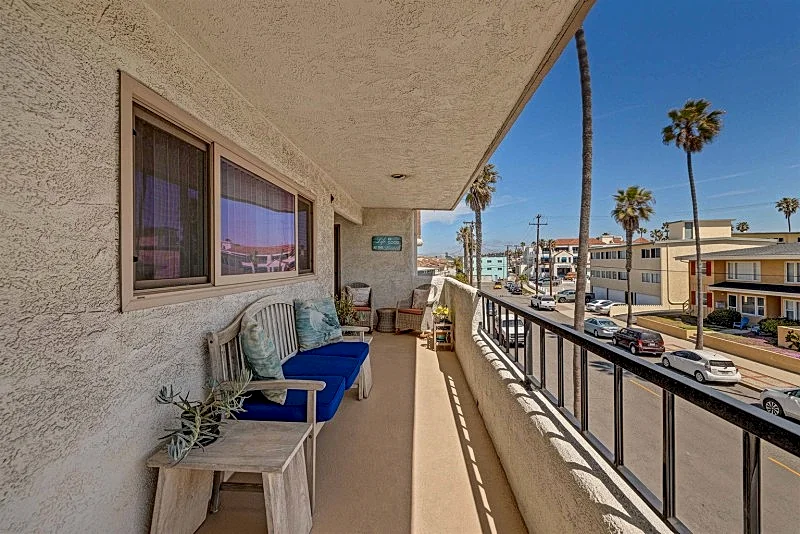Ocean Breeze Luxury: Stunning 3-Bedroom Beach Condo in South Redondo Beach