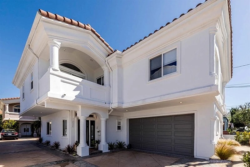 Designer Townhome Retreat in the Heart of Redondo Beach, Fully Furnished and Elegant