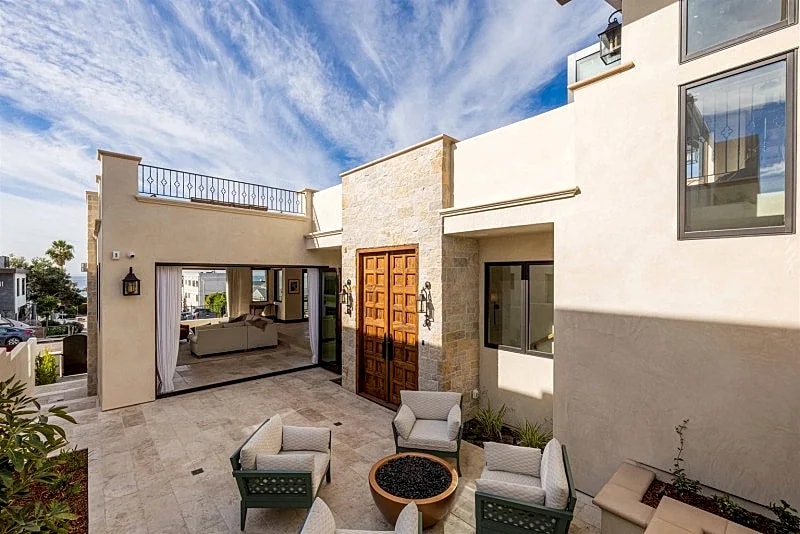 2546 Manhattan Stunning Home With A Massive Ocean View Deck In N. Hermosa Beach! in Hermosa Beach, California, United States — photo 4