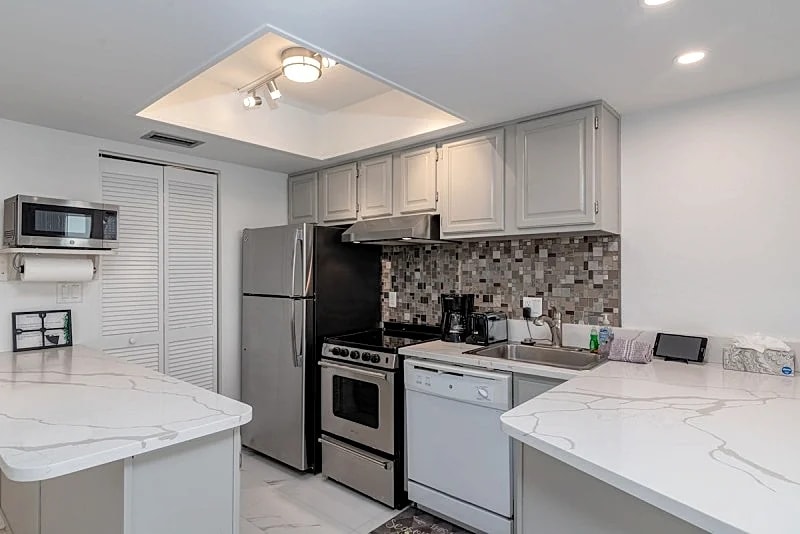 The "Sea-Winds #902" I Renovated Beachfront 2 Bed 2 Bath Condo at Marco Beach in Marco Island, Florida, United States — photo 3