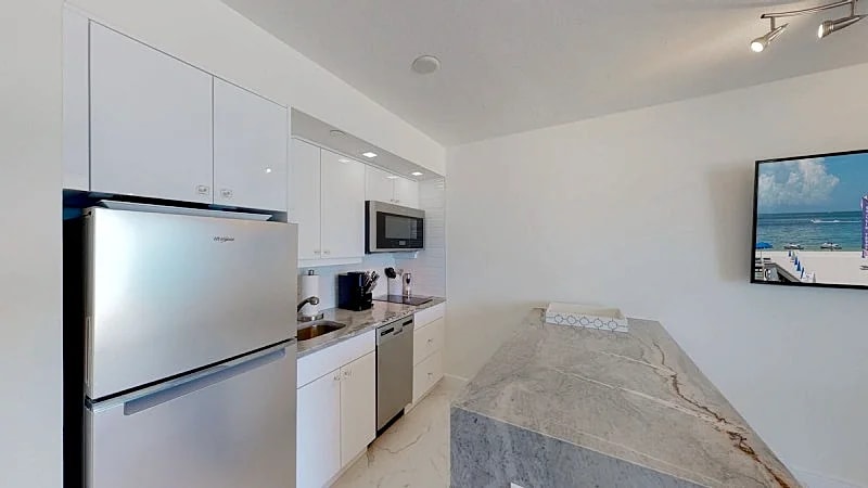 Totally Renovated Beachfront Condo at Apollo! in Marco Island, Florida, United States — photo 3