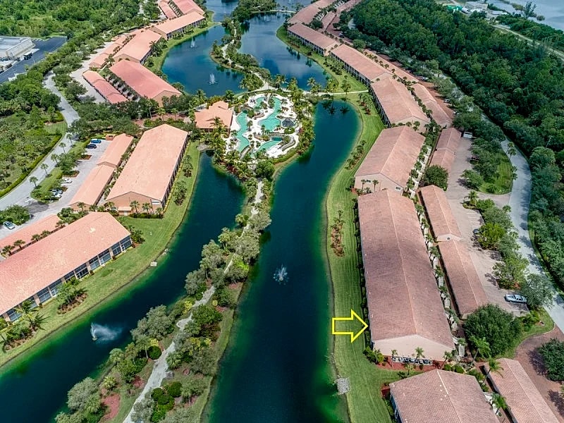 Resort Living @ Its Finest! Spacious 2 Bed 2 Bath Condo! in Naples, Florida, United States — photo 2
