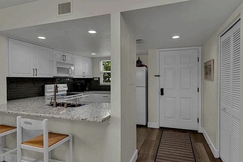 Short Walk to Beach Access I Coastal 2 Bed Essex in Marco Island, Florida, United States — photo 5