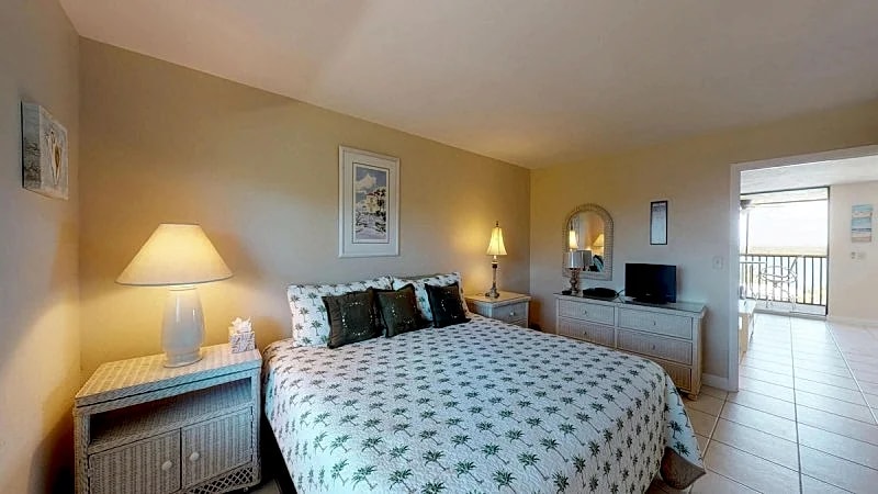 Remodeled Open Floor Plan w/ Wide River Views! in Marco Island, Florida, United States — photo 5