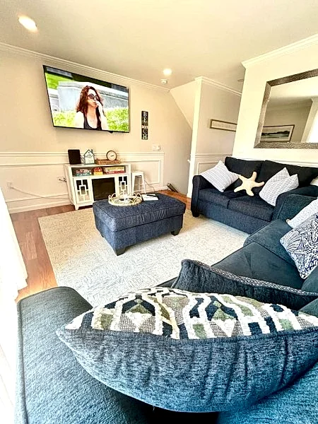 Modern 3-bdrm, 3Bathrm, 3 level & Pool