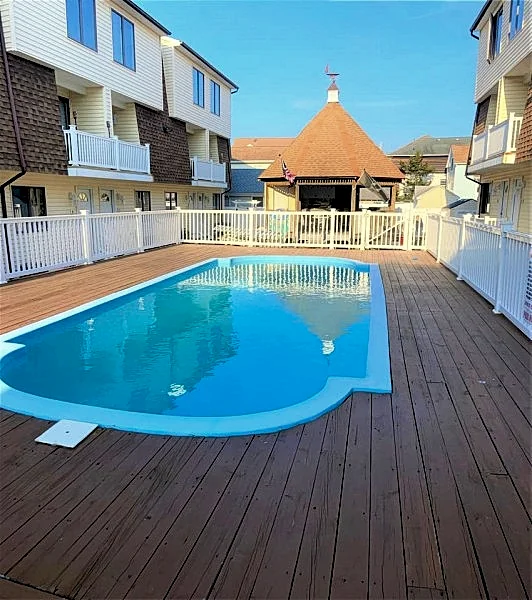 Modern 3-Bdrm, 3-level, 3 Bathrm & Inground Pool