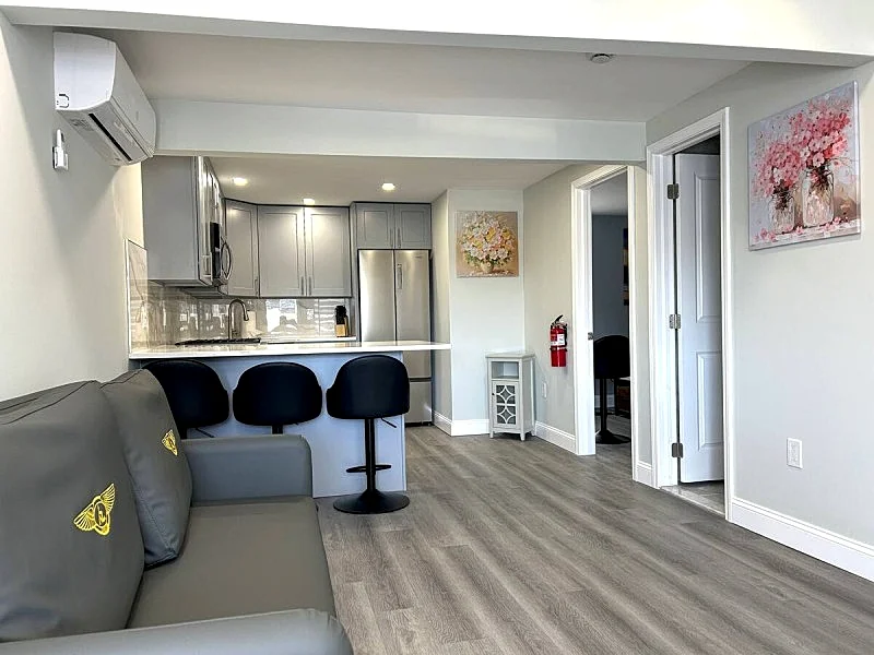 Re-Model 2-Bedroom, King Bed, Desirable North End Beach Block