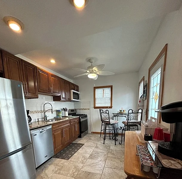 Single Home: 5-Bdrm, 3-bathrm 2-level Beach Block