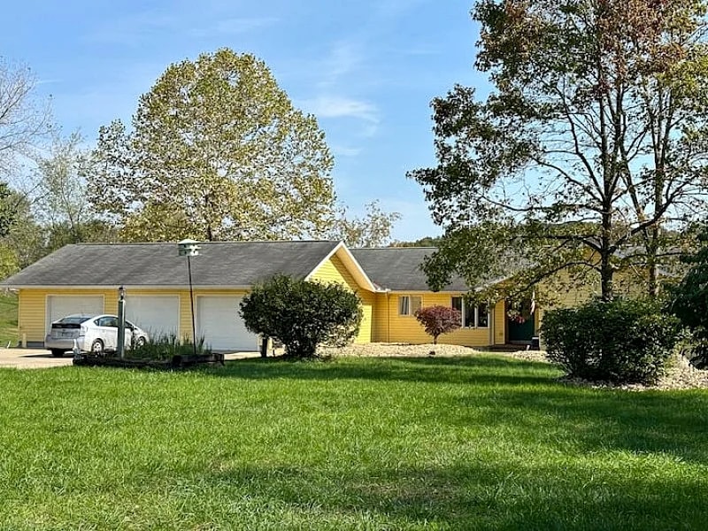 Secluded Pine Lake Retreat Cottage overlooking 5 acre lake in Albany, Ohio, United States — photo 3