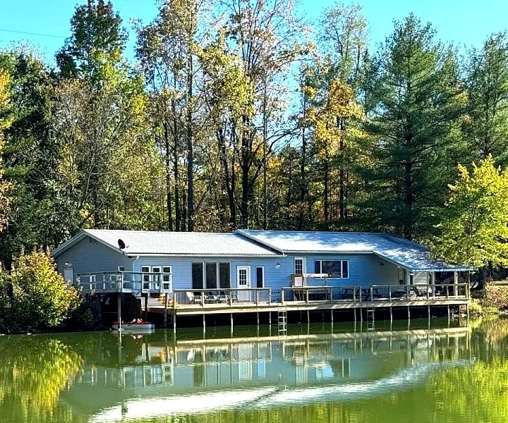 The Island Retreat Cottage on Lake near Hocking Hills