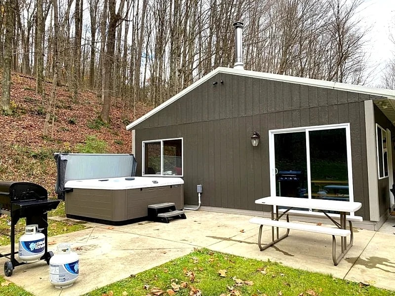 The Tucked Away Pet Friendly Cabin Hocking Hills w/ Hot Tub in Logan, Ohio, United States — photo 4