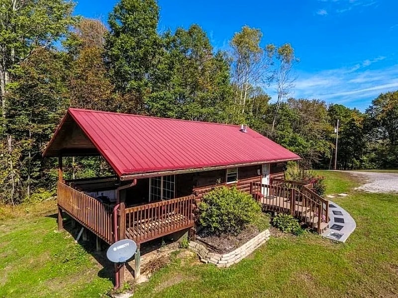 Romantic Prairie Rose Cabin w/ hot tub near Hocking Hills in Logan, Ohio, United States — photo 4