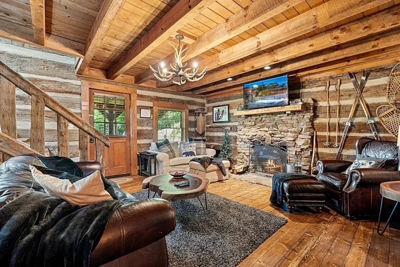 Wood Fireplace, Hot tub Wifi Covered Outdoor space in Gatlinburg, Tennessee, United States — photo 3