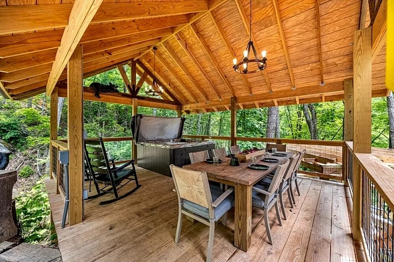 Wood Fireplace, Hot tub Wifi Covered Outdoor space
