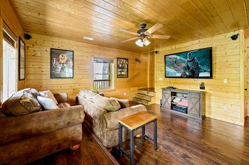 A Bears Haven: Free Attractions, Firepit, Theater, Pool Table in Sevierville, Tennessee, United States — photo 4