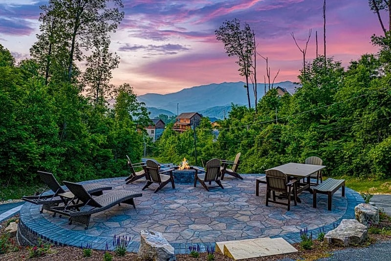 Bear Mountain Chalet: Private Firepit, Pool Table, Hot Tub in Gatlinburg, Tennessee, United States — photo 2