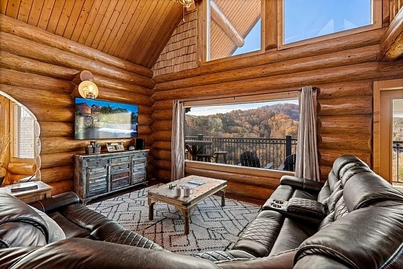 Heaven's Gates Cabin: Hot Tub, Pool Table, Gas Fireplace in Sevierville, Tennessee, United States — photo 5