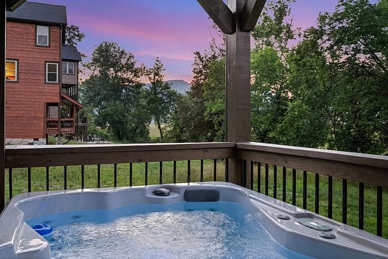 Creekside Lodge: Spacious Yard, Hot Tub Arcades & More in Pigeon Forge, Tennessee, United States — photo 3