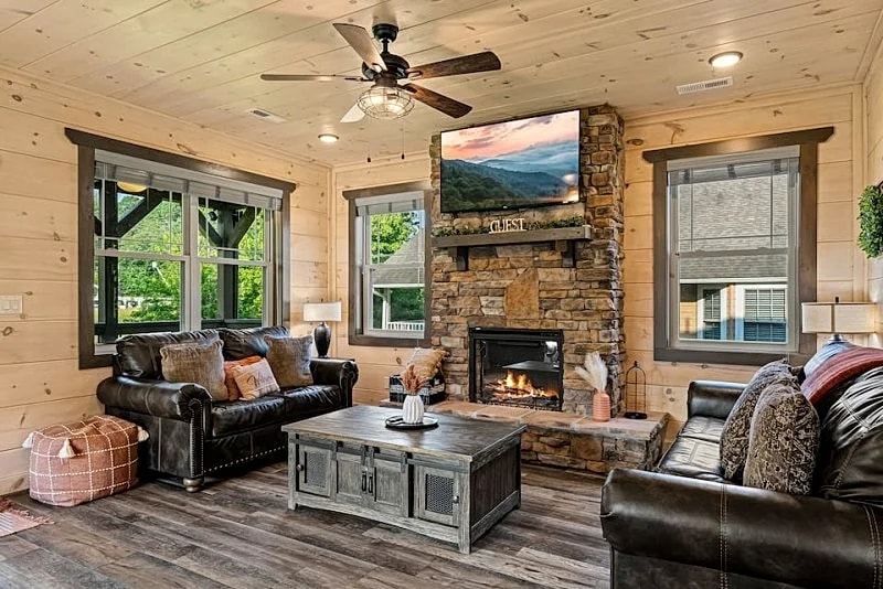 Creekside Lodge: Spacious Yard, Hot Tub Arcades & More in Pigeon Forge, Tennessee, United States — photo 4