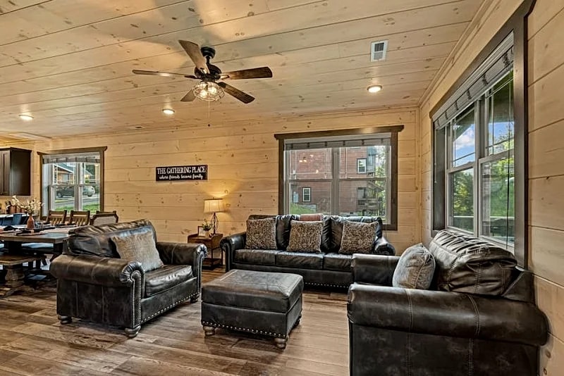 Creekside Lodge: Spacious Yard, Hot Tub Arcades & More in Pigeon Forge, Tennessee, United States — photo 5