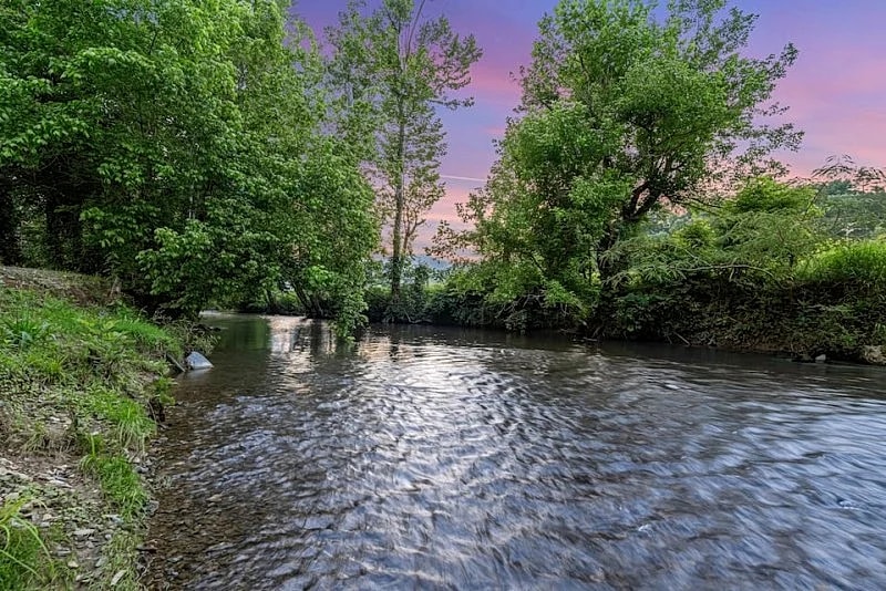 Creekside Lodge: Spacious Yard, Hot Tub Arcades & More in Pigeon Forge, Tennessee, United States — photo 2