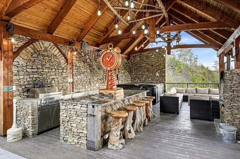 Elevator! Pool 2 Arcades Outdoor Kitchen Sleeps 20 in Sevierville, Tennessee, United States — photo 5