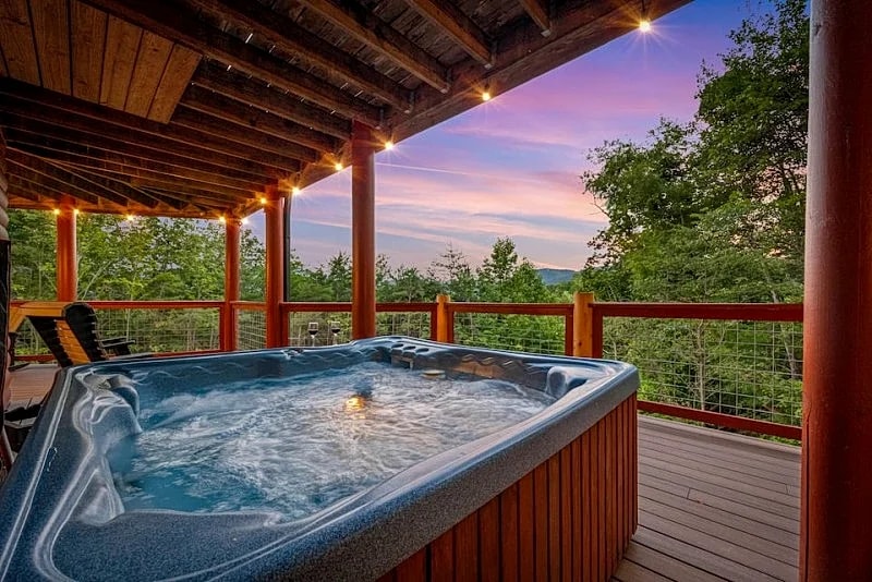 Evergreen Escape Cabin: Hot Tub, Arcade Games, Fireplace in Sevierville, Tennessee, United States — photo 2