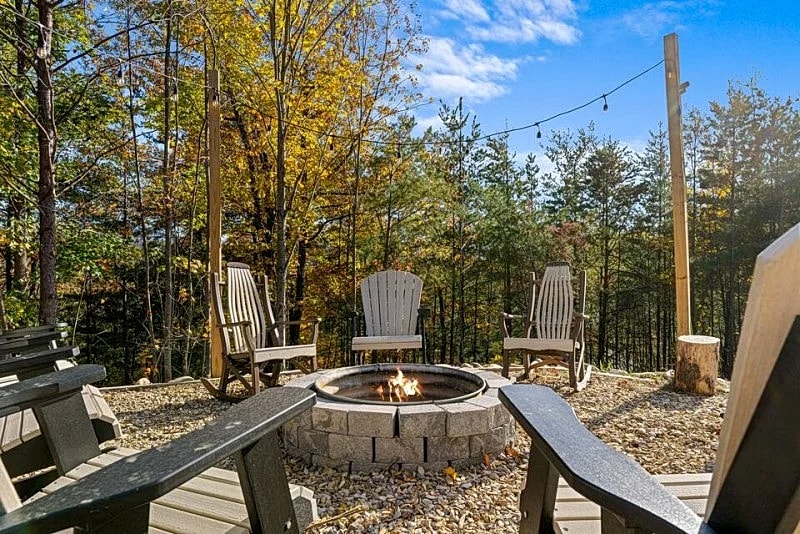 Evergreen Escape Cabin: Hot Tub, Arcade Games, Fireplace in Sevierville, Tennessee, United States — photo 3