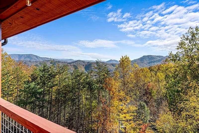 Evergreen Escape Cabin: Hot Tub, Arcade Games, Fireplace in Sevierville, Tennessee, United States — photo 4